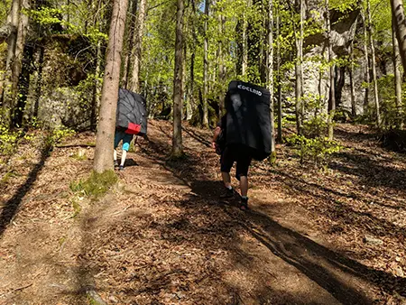 freunde-bouldern-klettern-zustieg-fels-outdoor