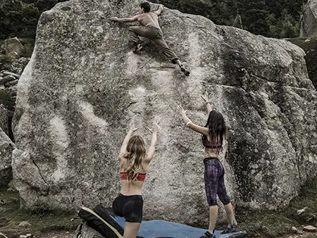 spotten-bouldern-fit-fels-outdoor-training-kurs-lernen